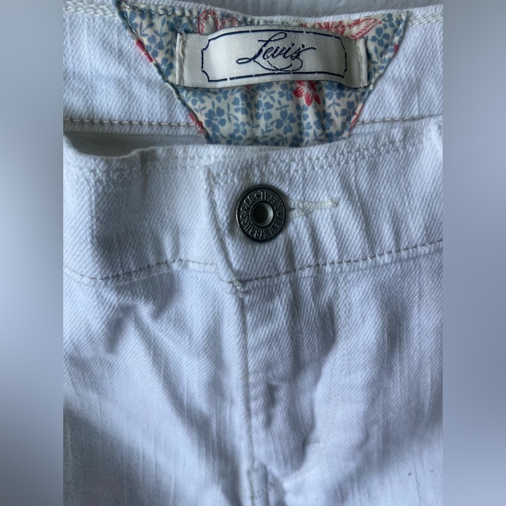 Levi’s Bermuda denim shorts w/spandex & slits. Measurements in photos.